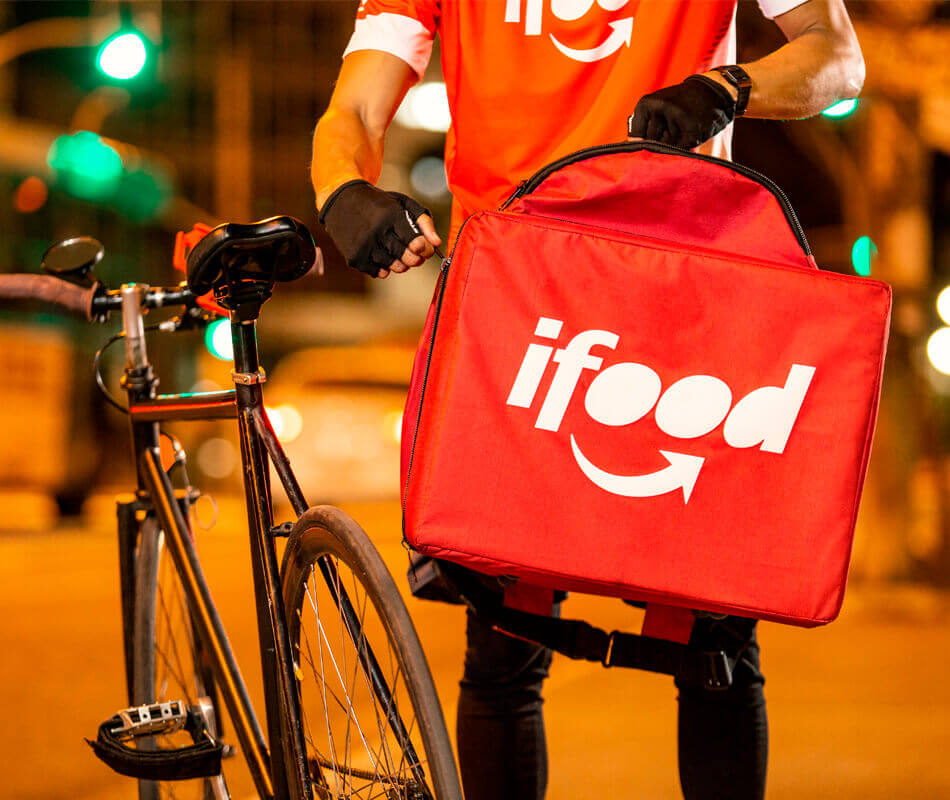 Entregador iFood usando bag para entregas