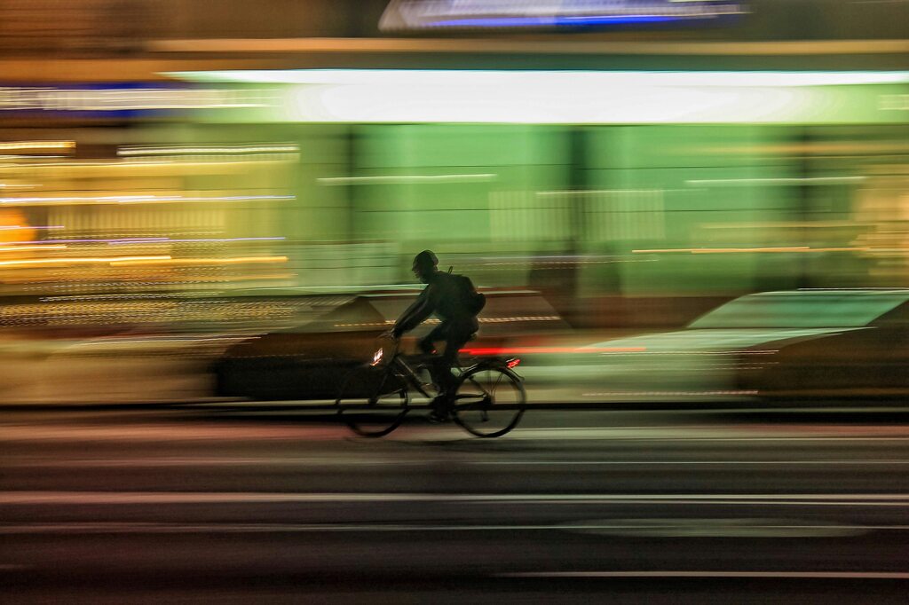 entregador realizando entrega de bicicleta