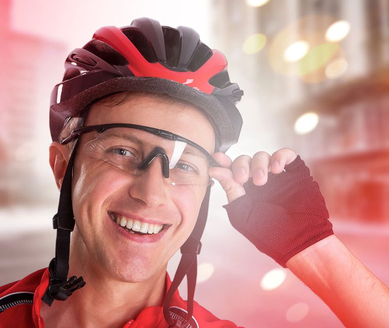 Ciclista com óculos de proteção