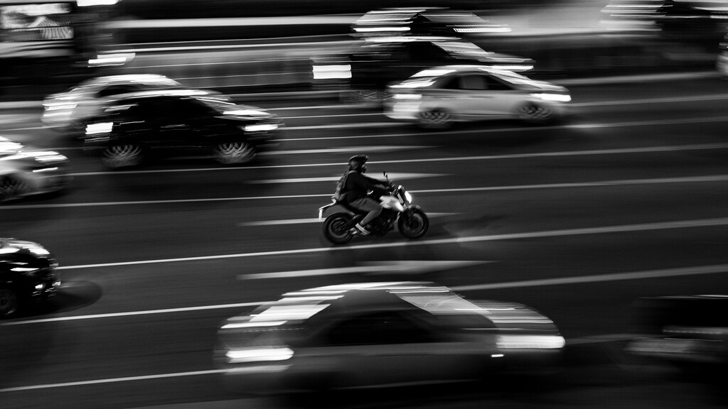 pode pilotar moto descalço