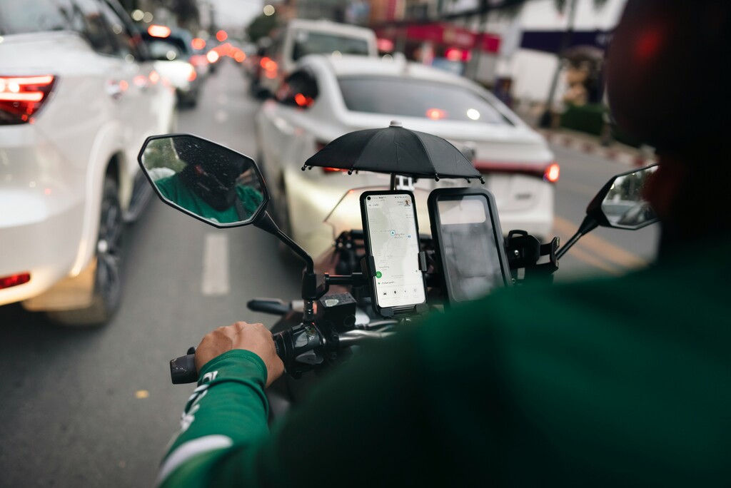 pode pilotar moto descalço: o que diz a lei