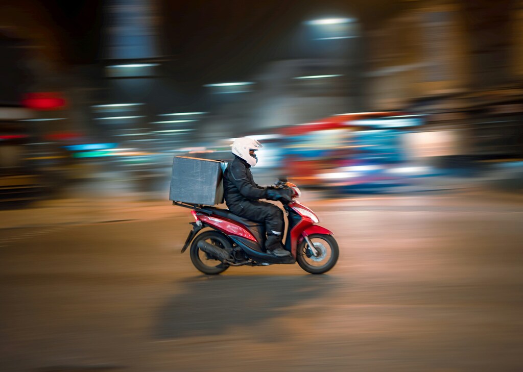 pode pilotar moto descalço ou dá multa