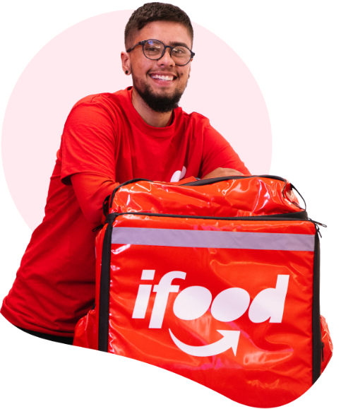 Entregador iFood feliz