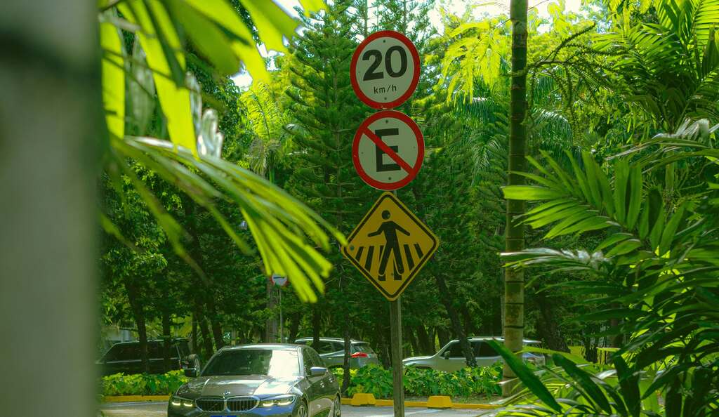 qual é a multa por estacionar em local proibido