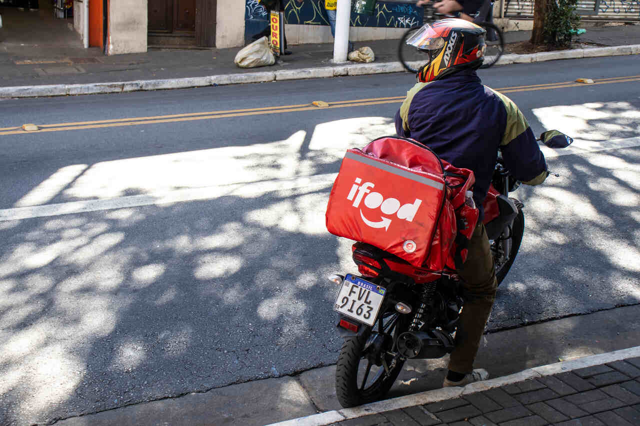 entregador ifood andando de moto