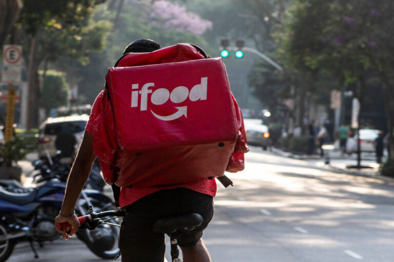 entregador na rua com mochila ifood