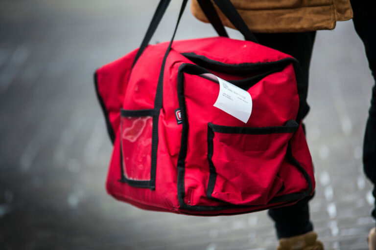 uma mochila vermelha do entregador ifood