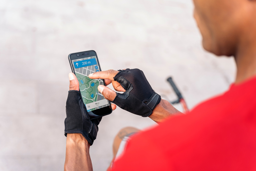 homem olhando gps no celular