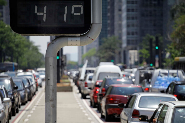 Termômetro marca 41 graus na Avenida Paulista, em São Paulo, representando o desafio de se preparar para trabalhar fazendo entregas sob calor intenso e temperaturas extremas.